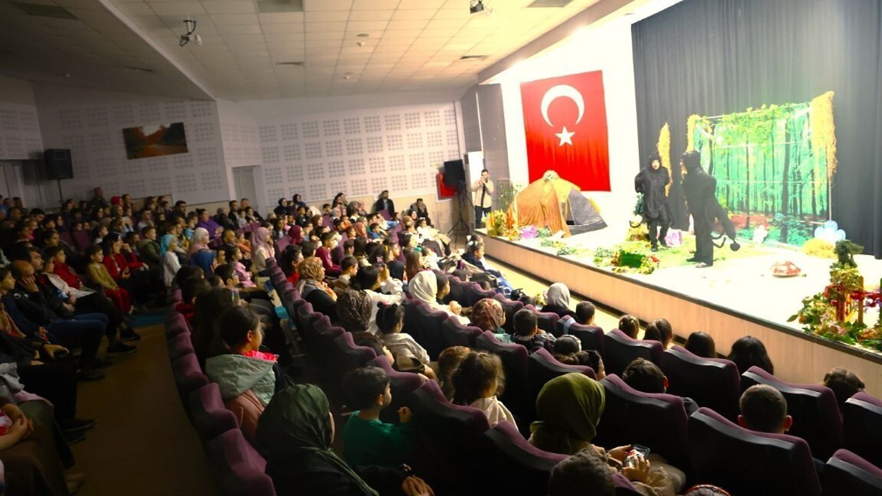 Kartepe'de 'Karınca Kararınca' Çocuk Oyunu Sahnelendi