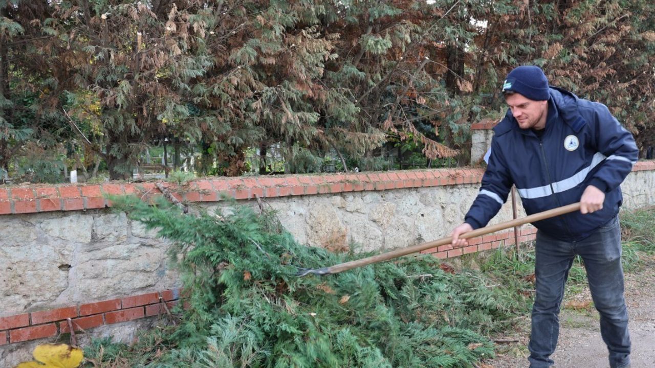 Kartepe'de Mezarlıklarda Kapsamlı Bakım ve Temizlik Çalışması