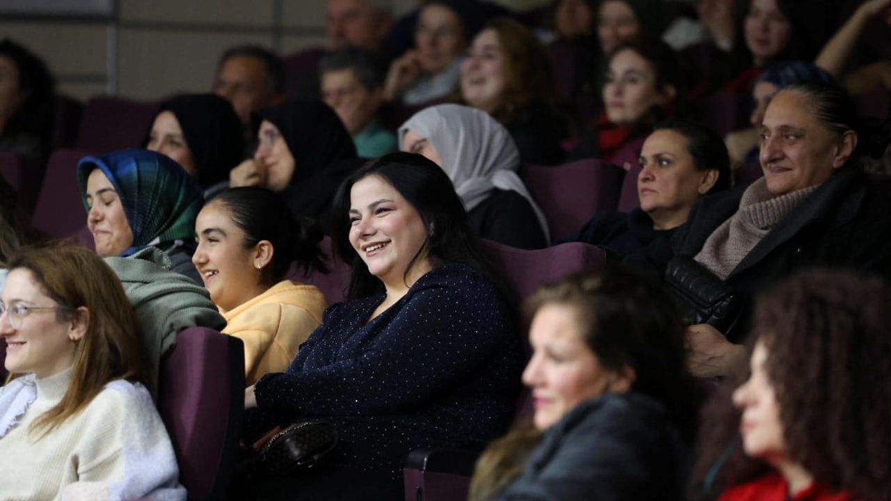Kartepe’de Tiyatro Şöleni: 'Deliriyorum Ben Haberin Olsun' Tam Not Aldı