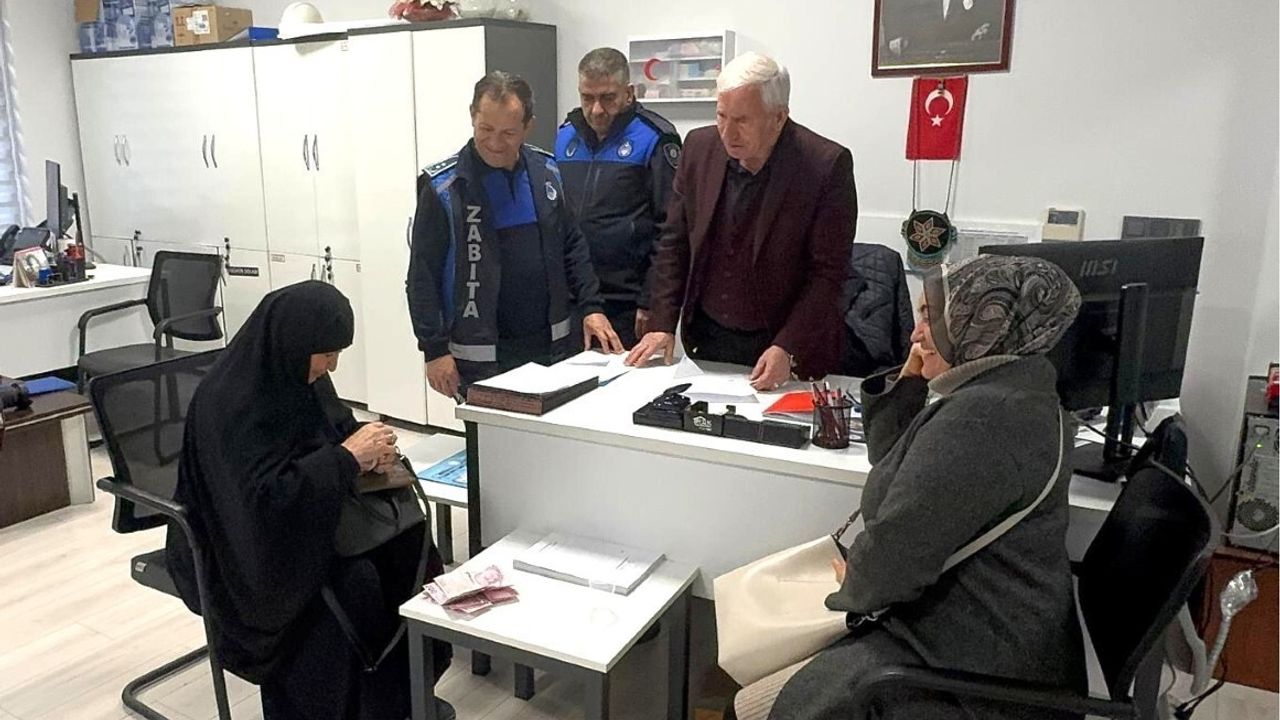 Kartepe'de Zabıta, Pazar Denetiminde Bulduğu Cüzdanı Sahibine Teslim Etti