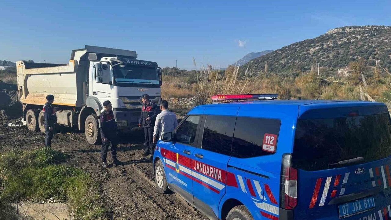 Kaş'ta Eşen Çayı'nda izinsiz kum alımına jandarma engeli