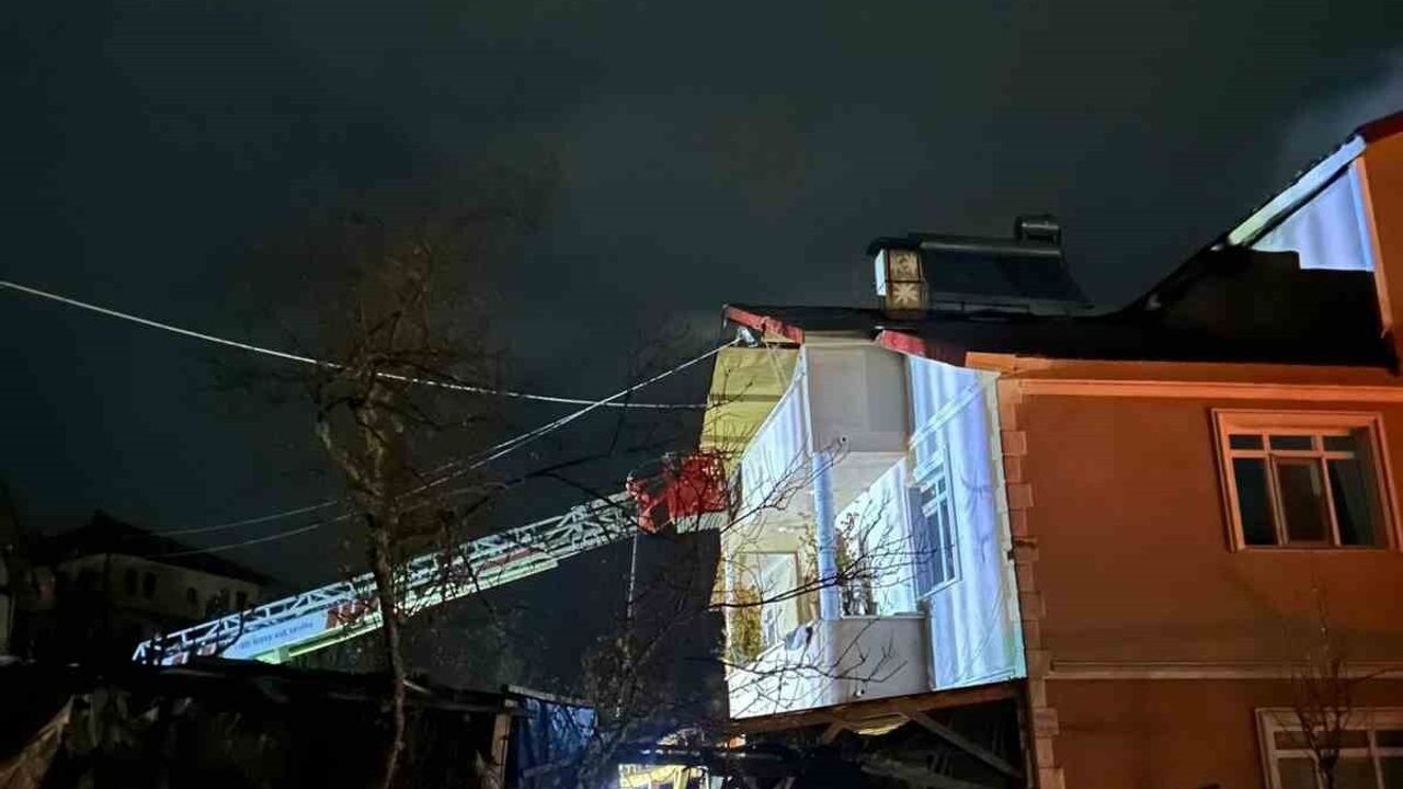 Kastamonu Azdavay'da Çatı Yangını: Ev Kullanılamaz Hale Geldi