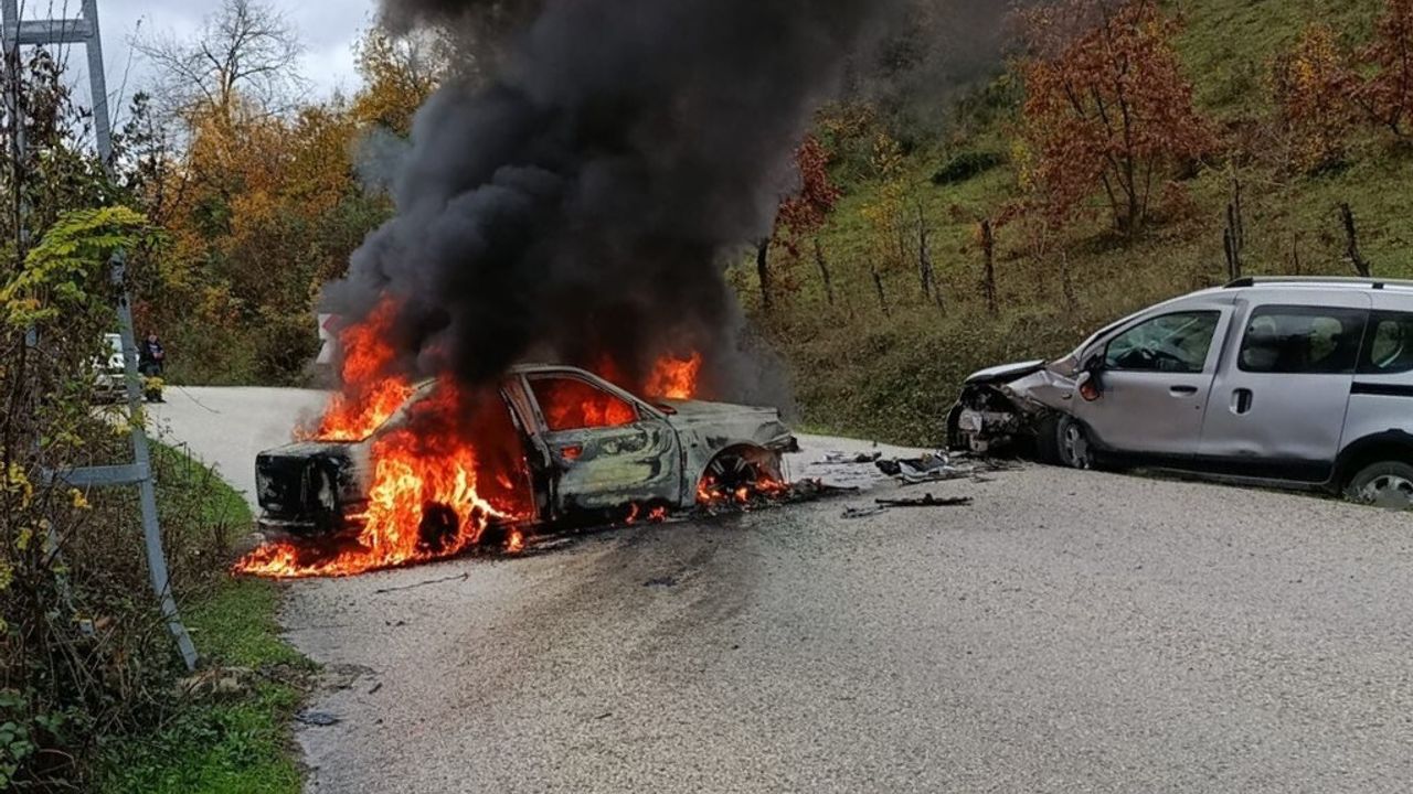 Kastamonu Çatalzeytin'de Kafa Kafaya Çarpışma: 2 Yaralı