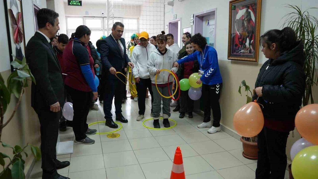 Kastamonu'da 3 Aralık'ta Özel ve Engelli Öğrencilerin Eserleri İlgi Topladı