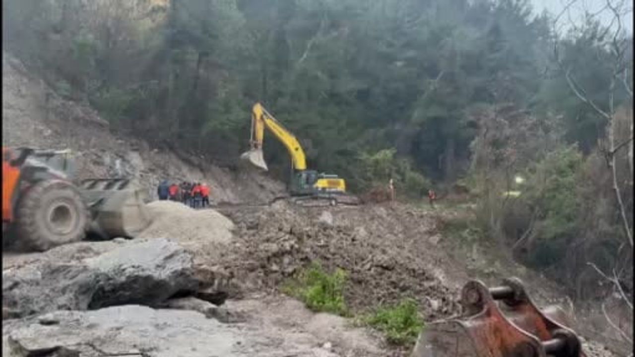 Kastamonu'da Heyelan Sonrası İnebolu-Doğanyurt-Cide Karayolu Ulaşıma Açıldı