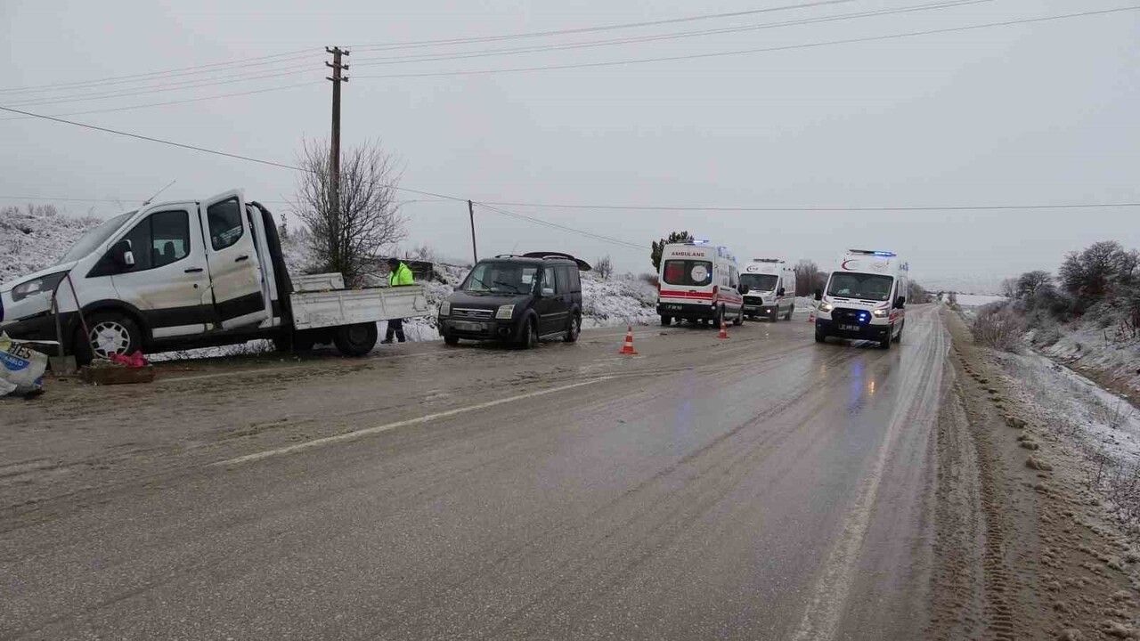 Kastamonu'da kamyonet şarampole devrildi: 7 işçi yaralandı
