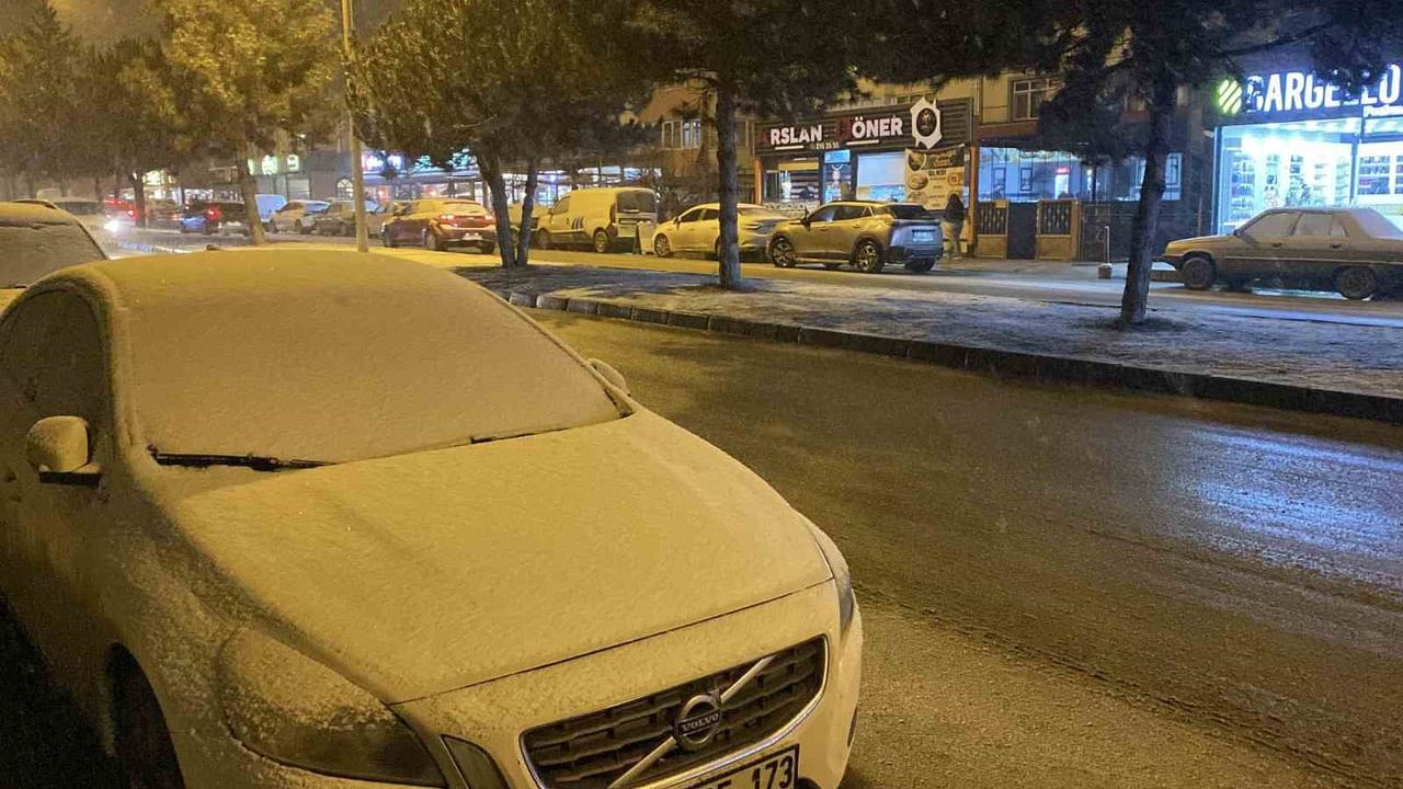 Kastamonu'da Kar Etkili: 202 Karayolu Kapandı, Valilikten Uyarı