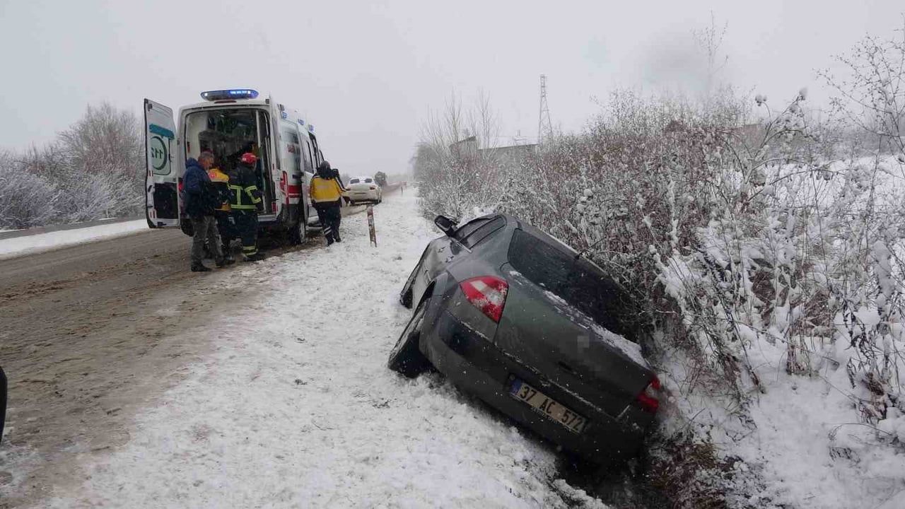 Kastamonu'da Kar Kazası: Yan Yatan Otomobilde 4 Kişi Yaralandı