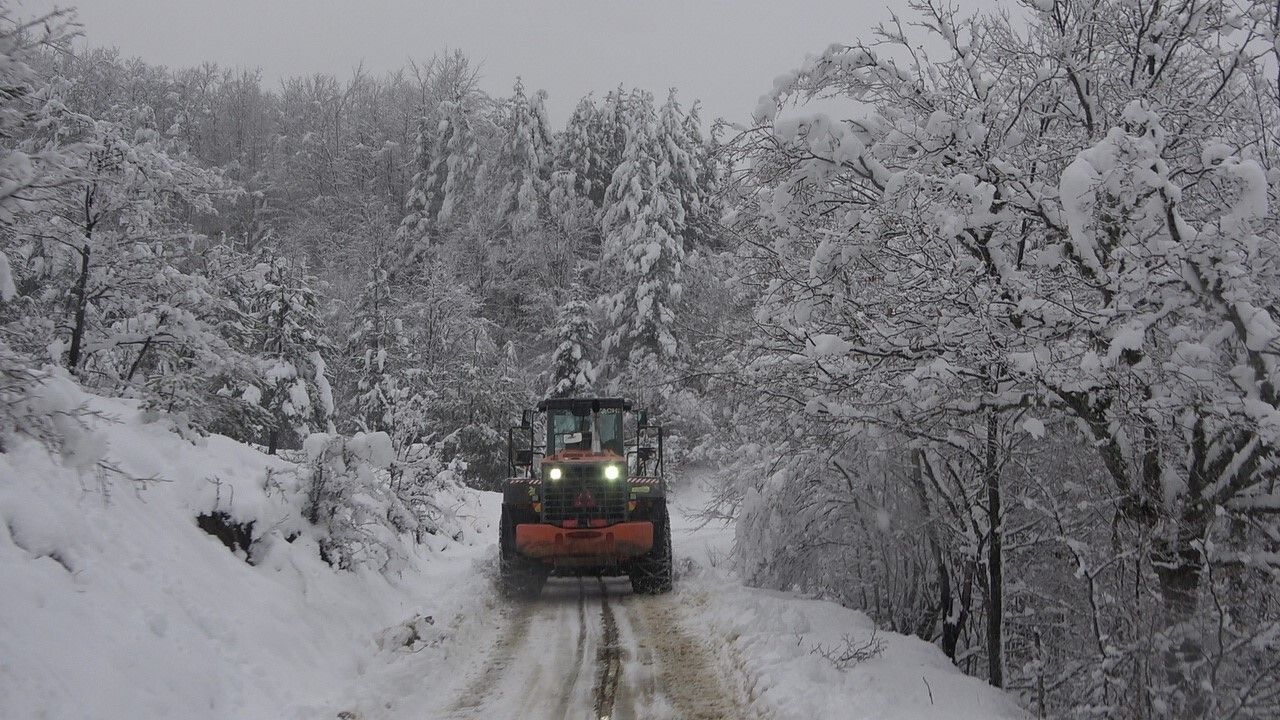 Kastamonu'da Kar Nedeniyle Yolu Kapanan Köyde Hasta İçin Ekipler Seferber