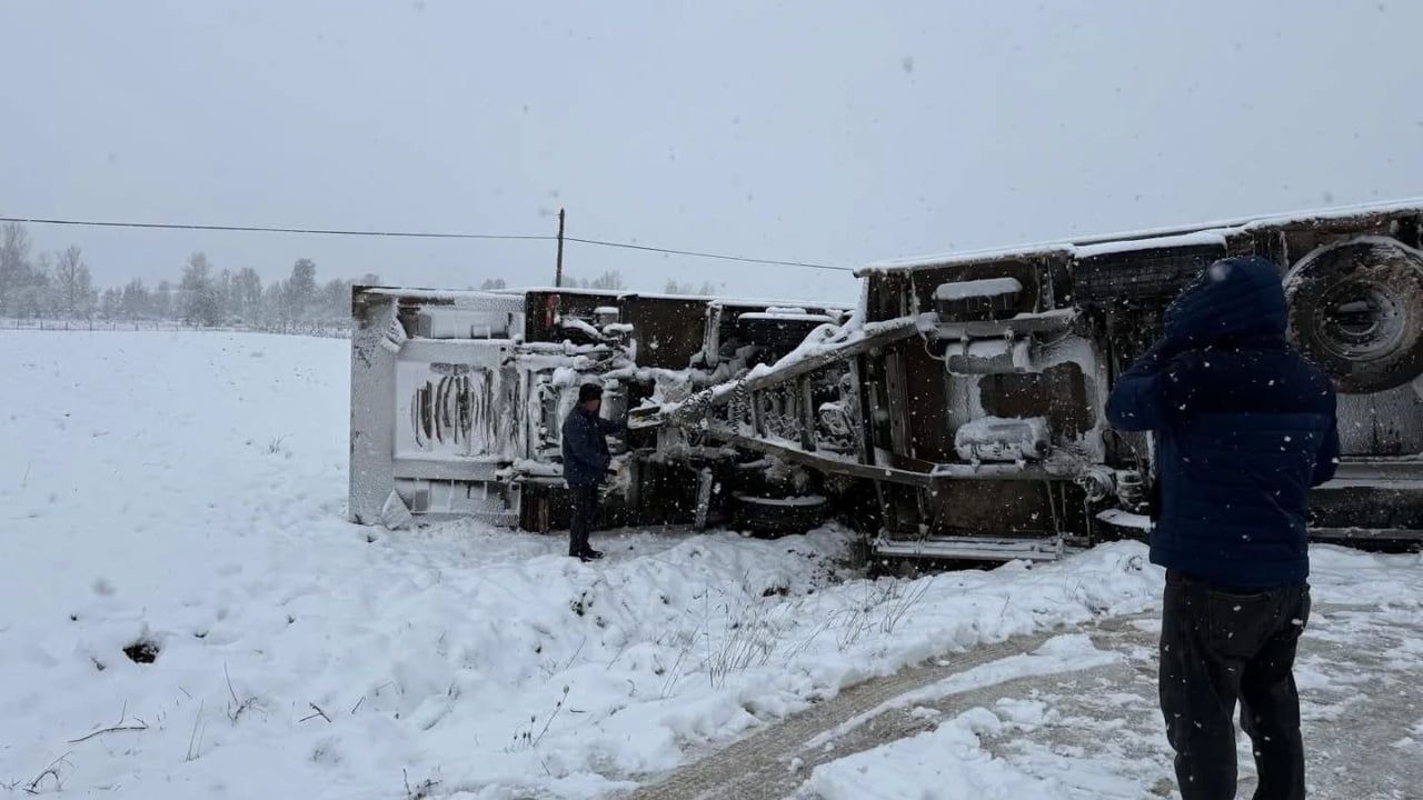 Kastamonu'da Kar Yağışı Nedeniyle Tır Devrildi — Sürücü Yaralanmadı