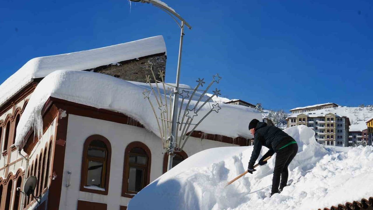 Kastamonu'da Küre ve Ağlı Kara Gömüldü: Kar 1,5 Metreyi Aştı