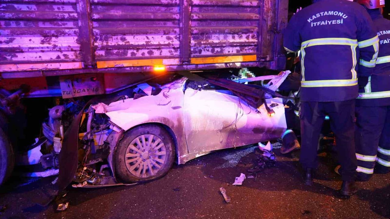 Kastamonu'da Otomobil Tomruk Yüklü Tırın Dorsesine Çarptı: 1 Ölü, 2 Ağır Yaralı