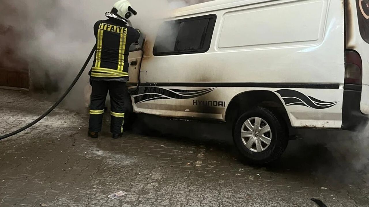 Kastamonu'da Park Halindeki Minibüs Motorunda Yangın: Araç Kullanılamaz Hale Geldi