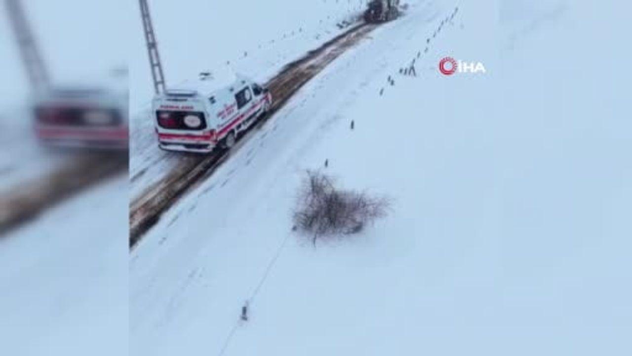 Kastamonu Daday'da Karda Mahsur Ambulans İş Makinesiyle Hastaya Ulaştırıldı