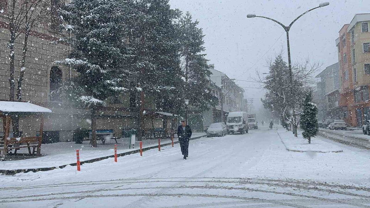 Kastamonu İhsangazi'de Çocuklar Poşetlerle Kar Keyfi Yaşadı