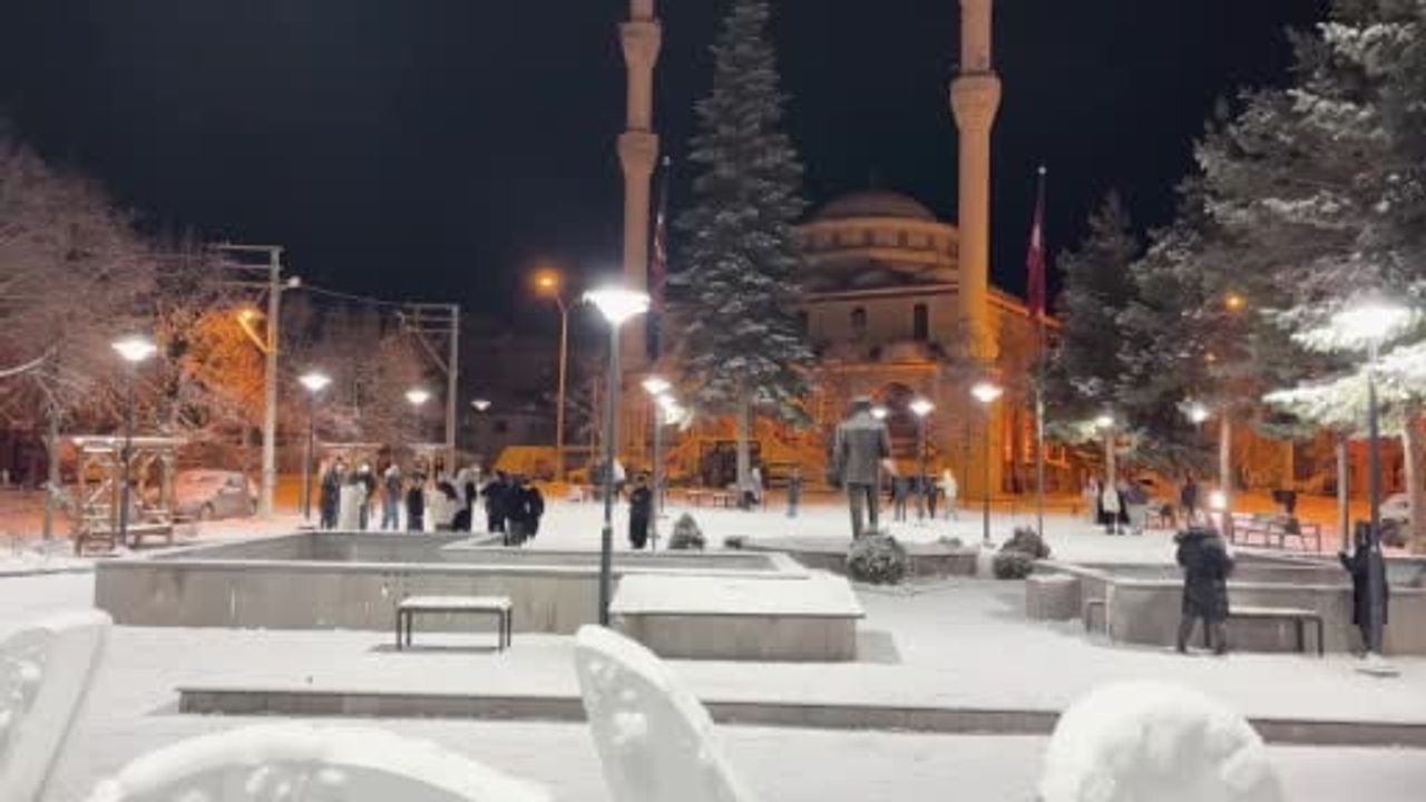 Kastamonu İhsangazi'de Kar Coşkusu: Halay ve Kartopu