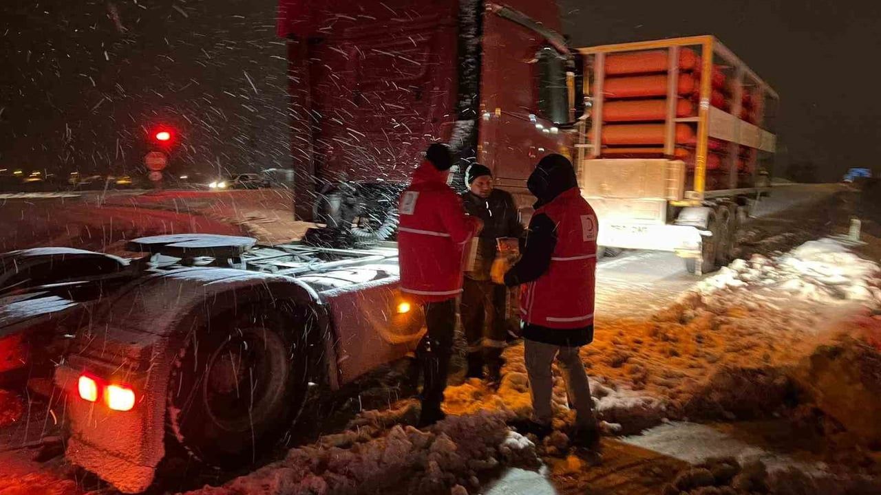 Kastamonu Seydiler-İnebolu Yolunda Kar: AFAD ve Kızılay'dan Sürücülere Sıcak İkram