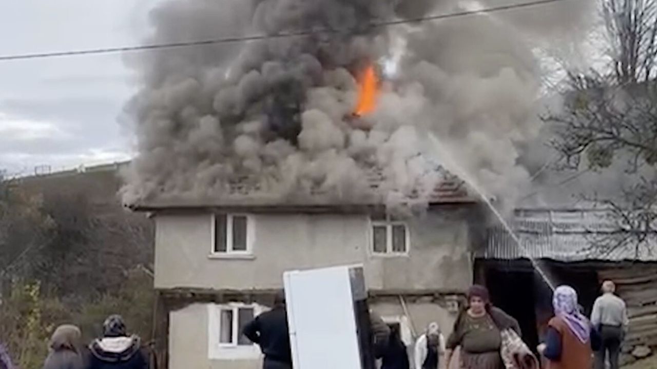 Kastamonu Taşköprü'de 2 Katlı Ev Alev Alev Yandı