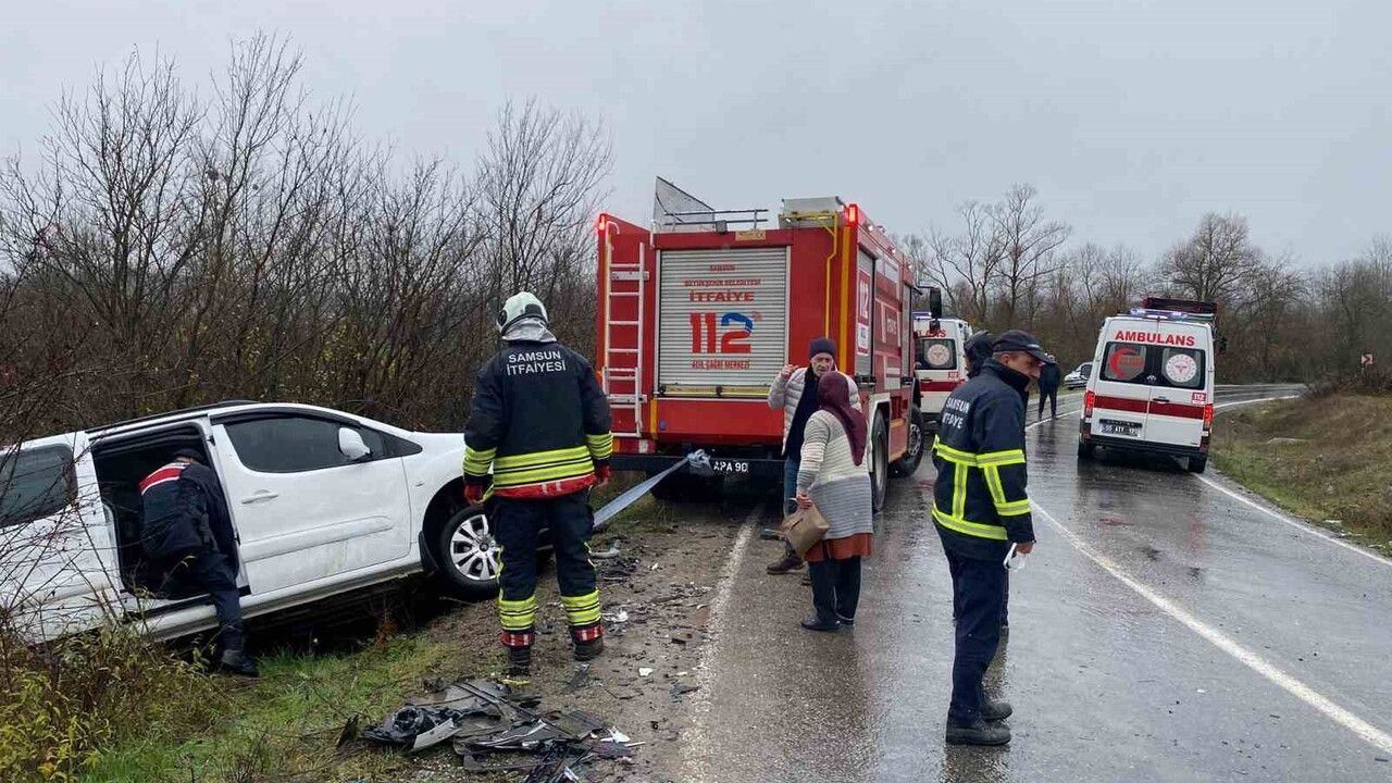 Kavak'ta hafif ticari araç kamyona çarptı: 2 yaralı