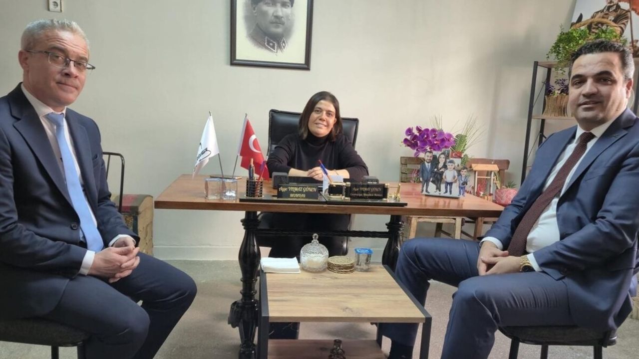 Kaymakam Dalak'tan Sarıgöl'ün Tek Kadın Muhtarı Ayşe Yılmaz Gönen'e Teşekkür