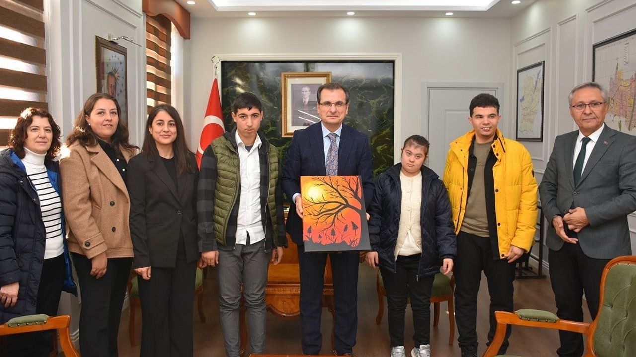 Kaymakam Güldoğan, Salihli'de Özel Eğitim Öğrencilerini Makamında Ağırladı