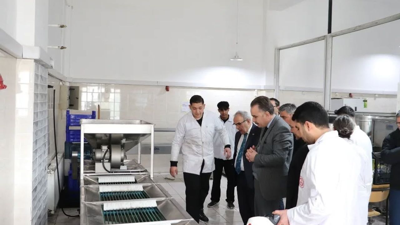 Kaymakam Odabaş, Edremit Mesleki ve Teknik Anadolu Lisesi Üretim Alanlarını İnceledi