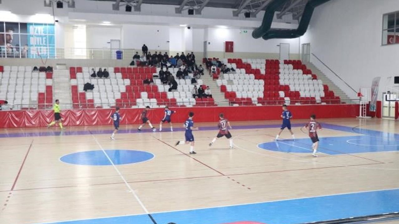 Kaymakam Öztürk, Bozüyük'te Genç Erkekler Futsal Grup Maçlarını İzledi