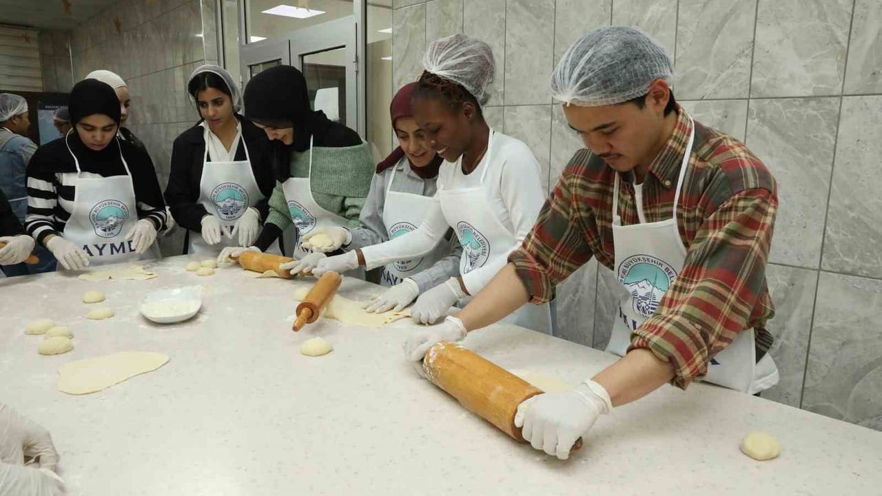 KAYMEK'ten Yabancı Öğrencilere Kayseri Yemekleri Kursu ve Yağlama Etkinliği