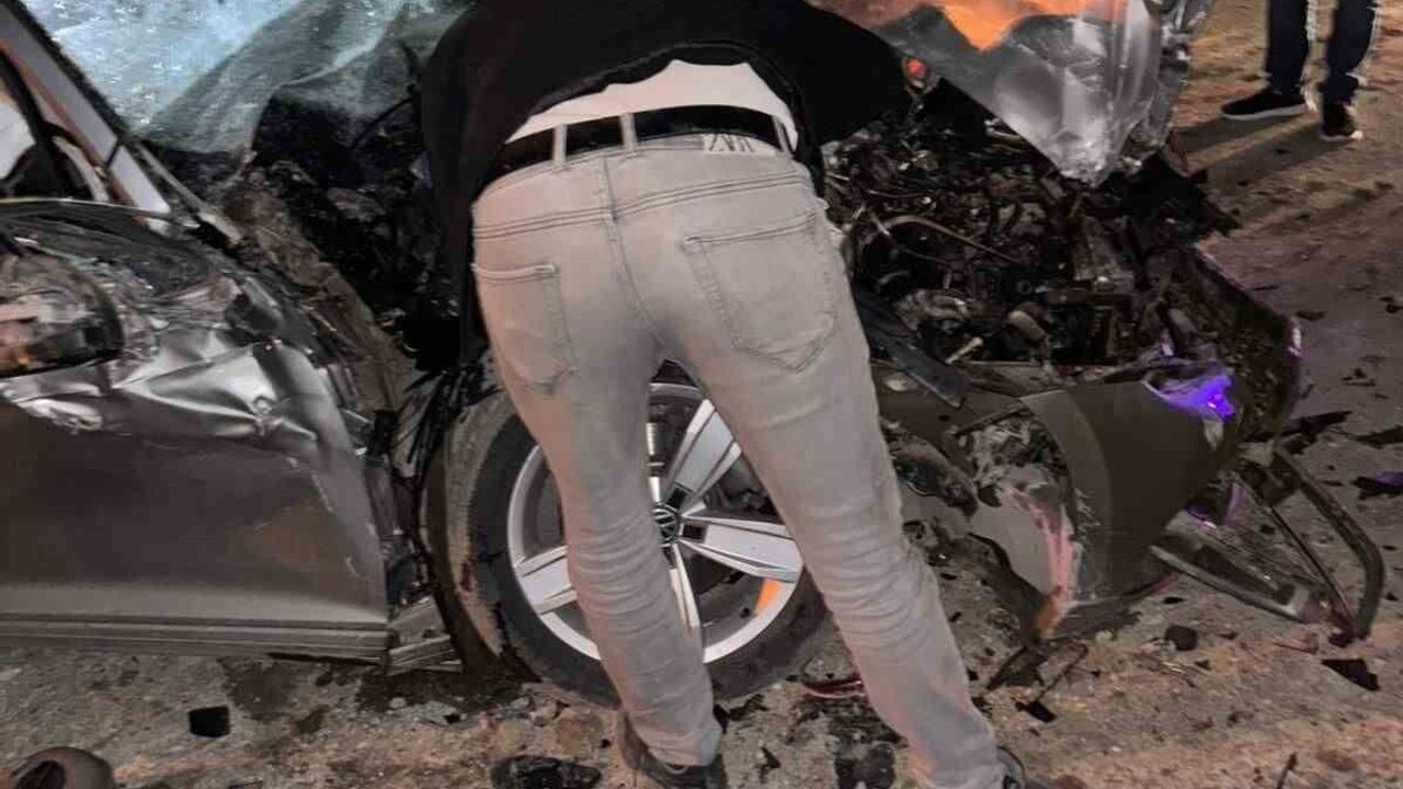 Kaynarca'da Çekiciyle Çarpışma: Otomobil Sürücüsü Yaralandı