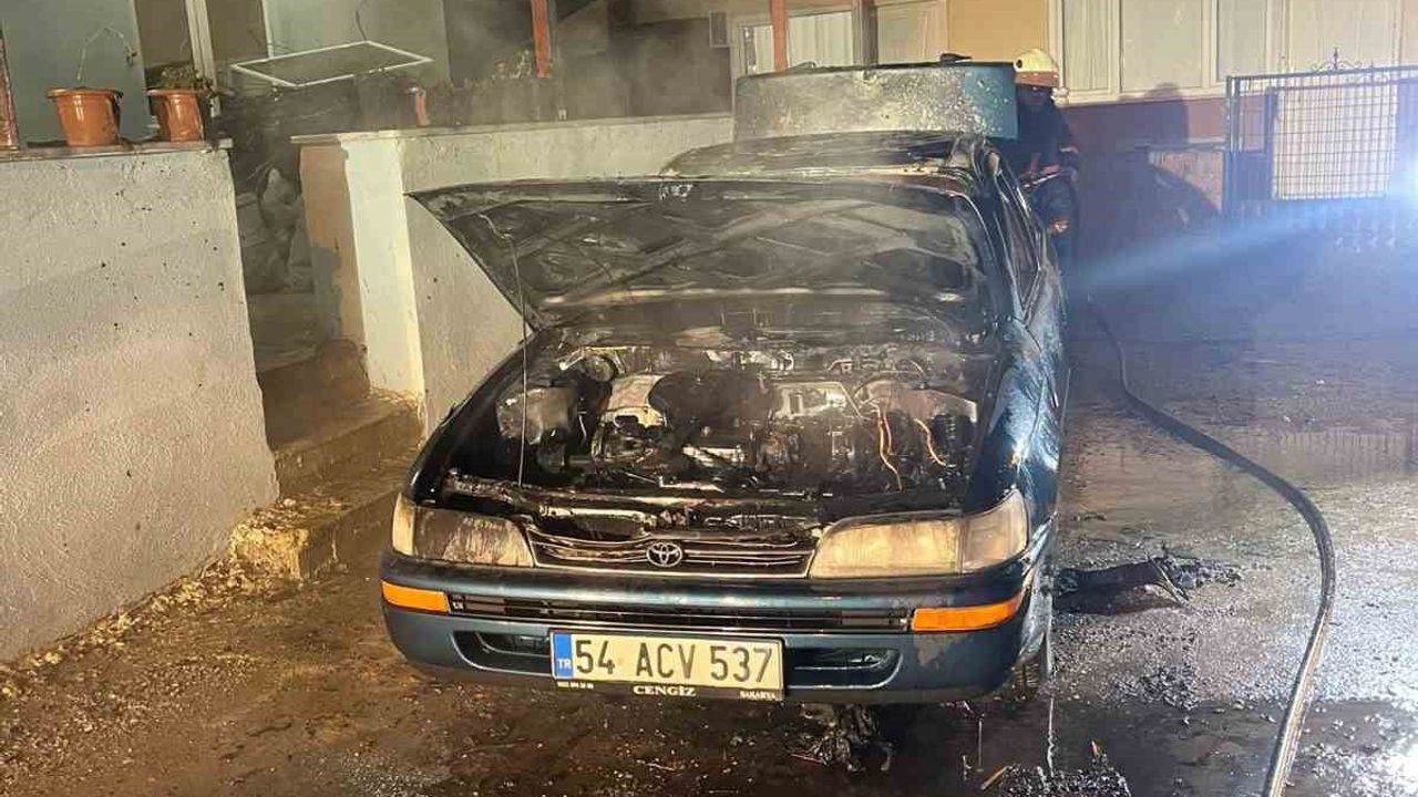 Kaynarca'da Park Halindeki Otomobil Yandı — İtfaiye Müdahalesi