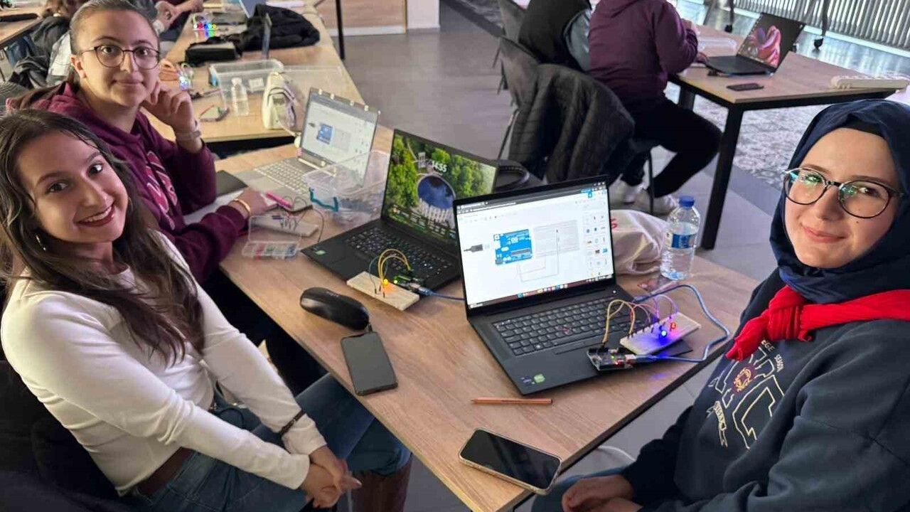 Kayseri Bilişim Akademisi'nde Öğretmen Adaylarına Robotik Kodlama Eğitimi