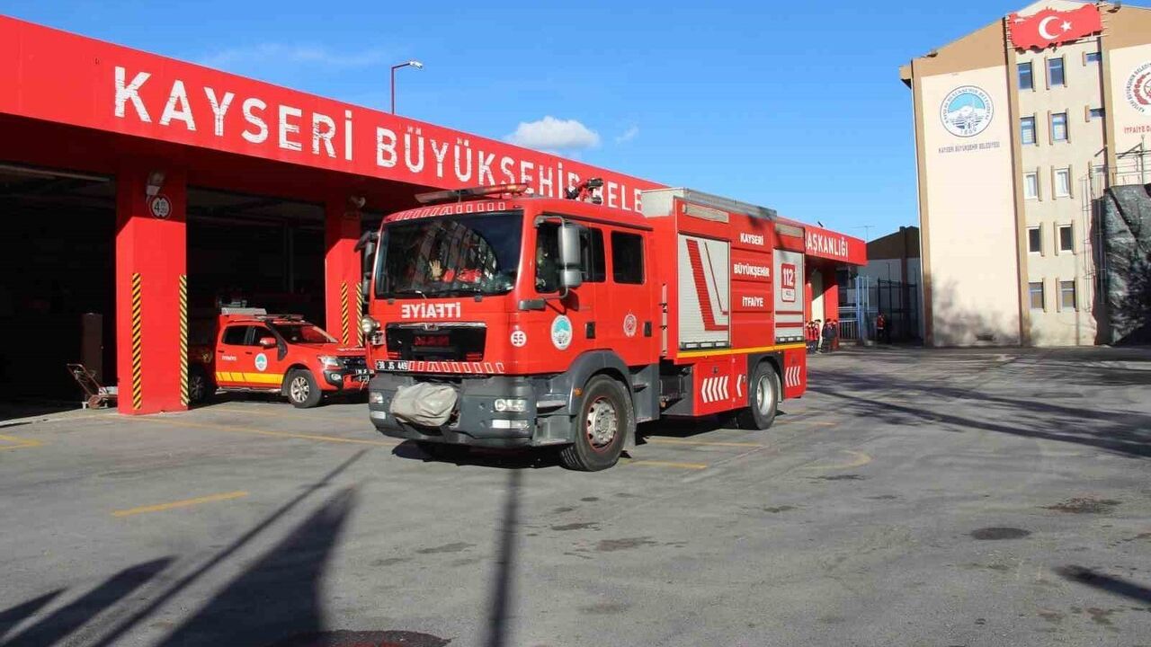 Kayseri Büyükşehir İtfaiyesi Kırıkkale Yahşihan OSB'deki Kimya Fabrikası Yangınına Sevk Edildi