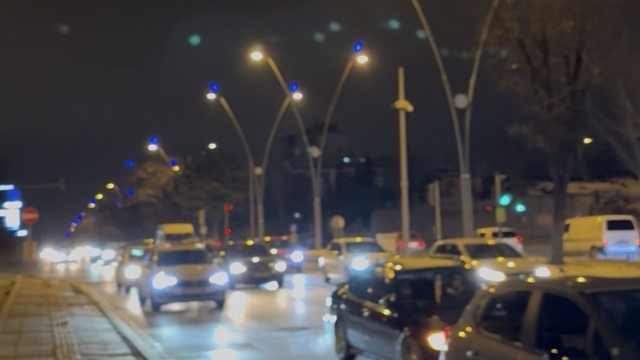 Kayseri'de Alkollü Şahıs Tırın Önüne Atlayıp Trafiği Kilitledi