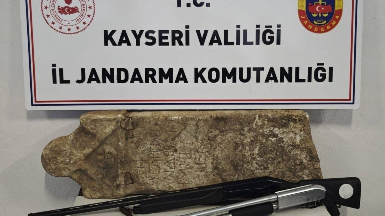 Kayseri'de 'Anadolu Mirası' Operasyonu: Roma Dönemi Mezar Steli ve Ruhsatsız Tüfekler Ele Geçirildi