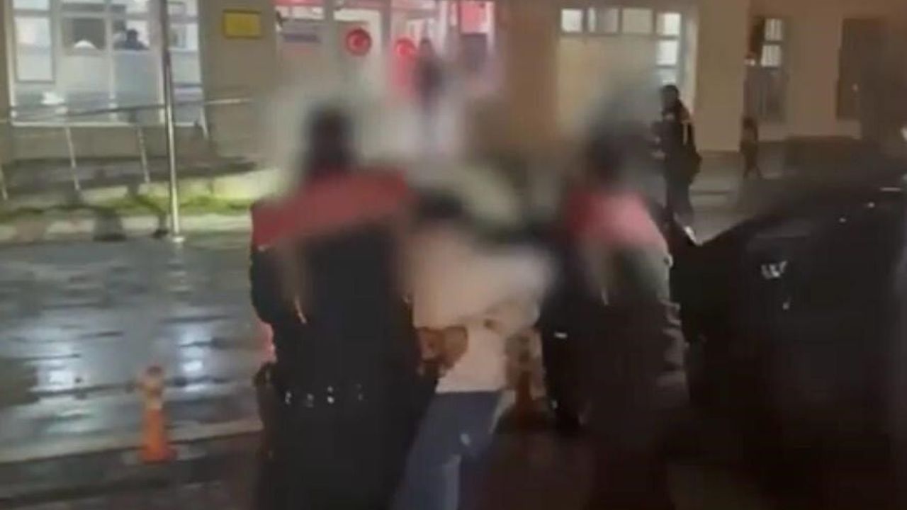 Kayseri'de 'Dur' İhtarına Uymayan Sürücü 3 Polis Aracına Çarparak Yakalandı