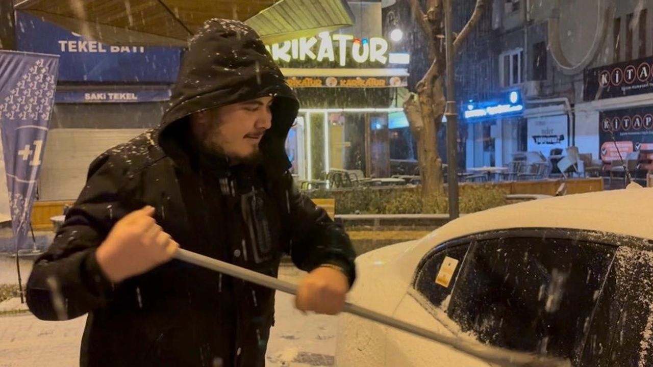 Kayseri'de Gece Başlayan Kar Şehri Beyaza Bürüdü