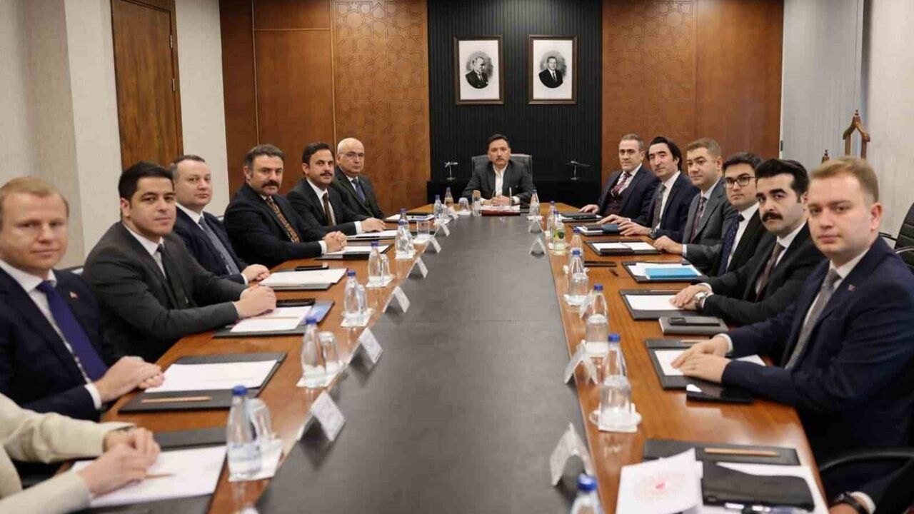 Kayseri'de Genel Değerlendirme Toplantısı: Vali Gökmen Çiçek 16 Kaymakamla Bir Araya Geldi