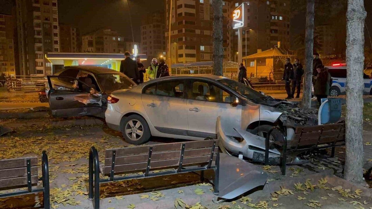 Kayseri'de İki Otomobil Cami Bahçesine Girdi: Yaralanan Yok