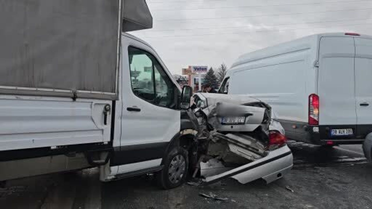 Kayseri'de Kırmızı Işık İhlali Zincirleme Kazaya Yol Açtı: 1’i Ağır, 3 Yaralı