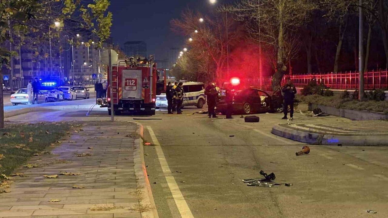 Kayseri'de Korkunç Kaza: Kaldırıma Çarpan Otomobil 200 Metre Savruldu — 1 Ölü, 1 Ağır Yaralı