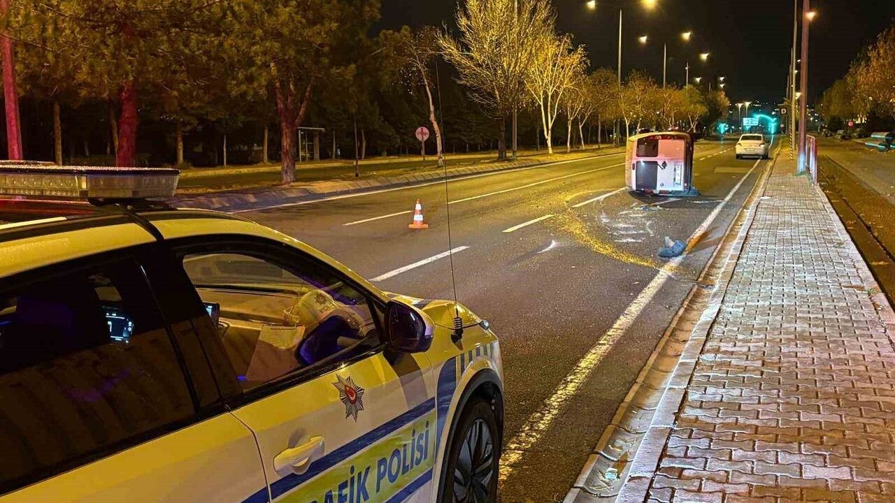 Kayseri’de Önüne Köpek Çıkan Araç Yan Yattı: 2 Yaralı