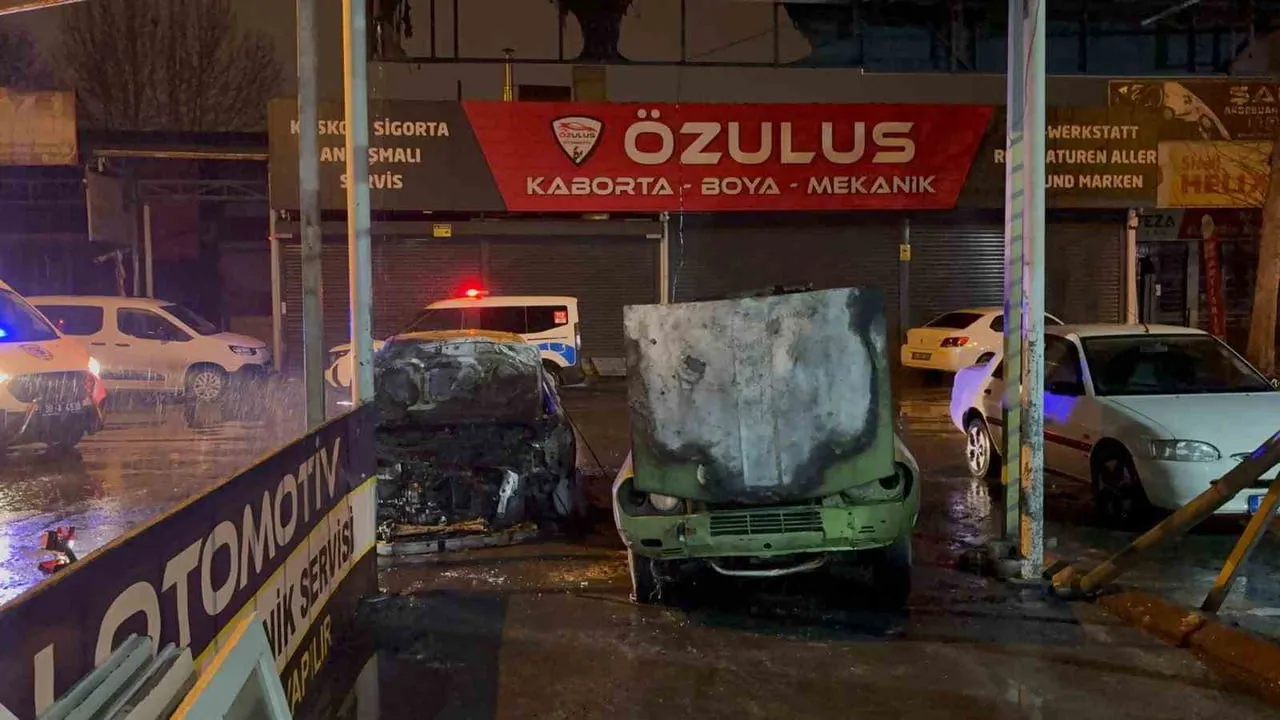 Kayseri'de Oto Sanayi Yangını: Kazalı Otomobil Alev Aldı