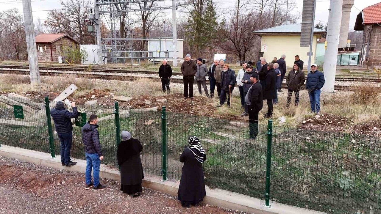Kayseri'de 'Propaganda'yı Andıran Tel Örgü: Sarımsaklı'da 5 Kilometrelik Erişim Sorunu