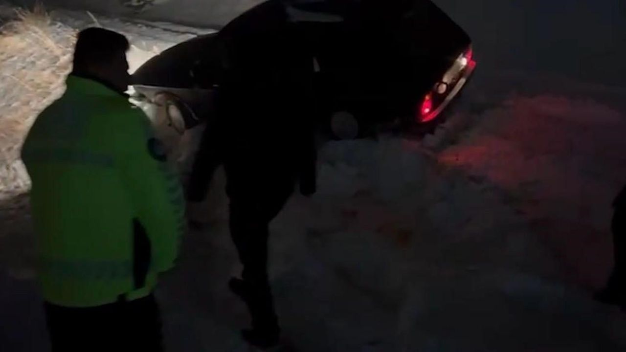 Kayseri Hacılar'da Kara Saplanan Otomobildeki 3 Kişi Kurtarıldı