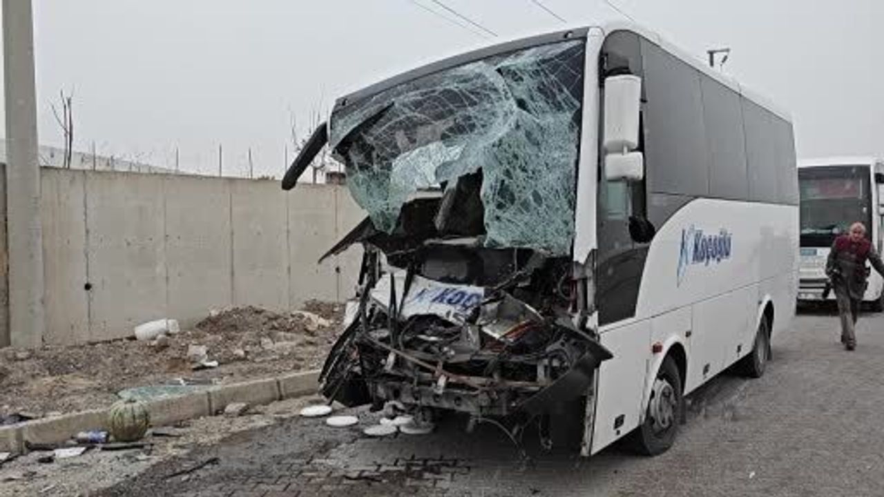 Kayseri İncesu'da İşçi Servisi Tır Dorsesine Çarptı: 22 Yaralı