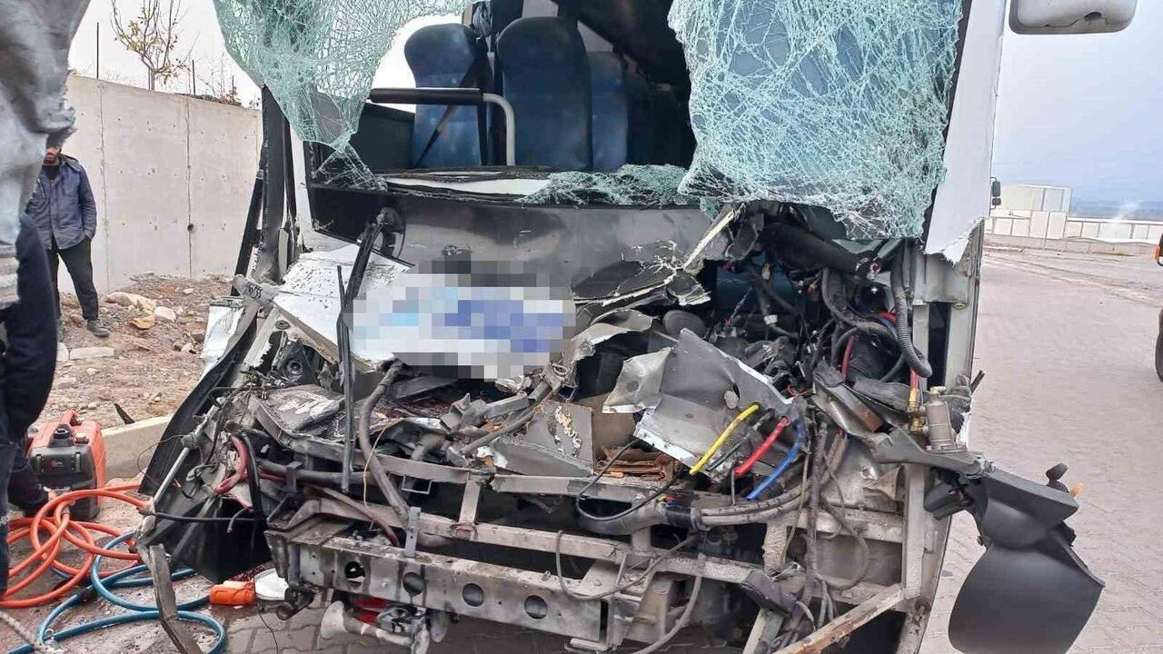 Kayseri İncesu'da İşçi Servisi Tıra Çarptı: Çok Sayıda Yaralı