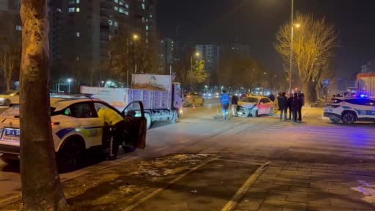 Kayseri Kocasinan'da Trafik Kazası: 3 Kişi Yaralandı