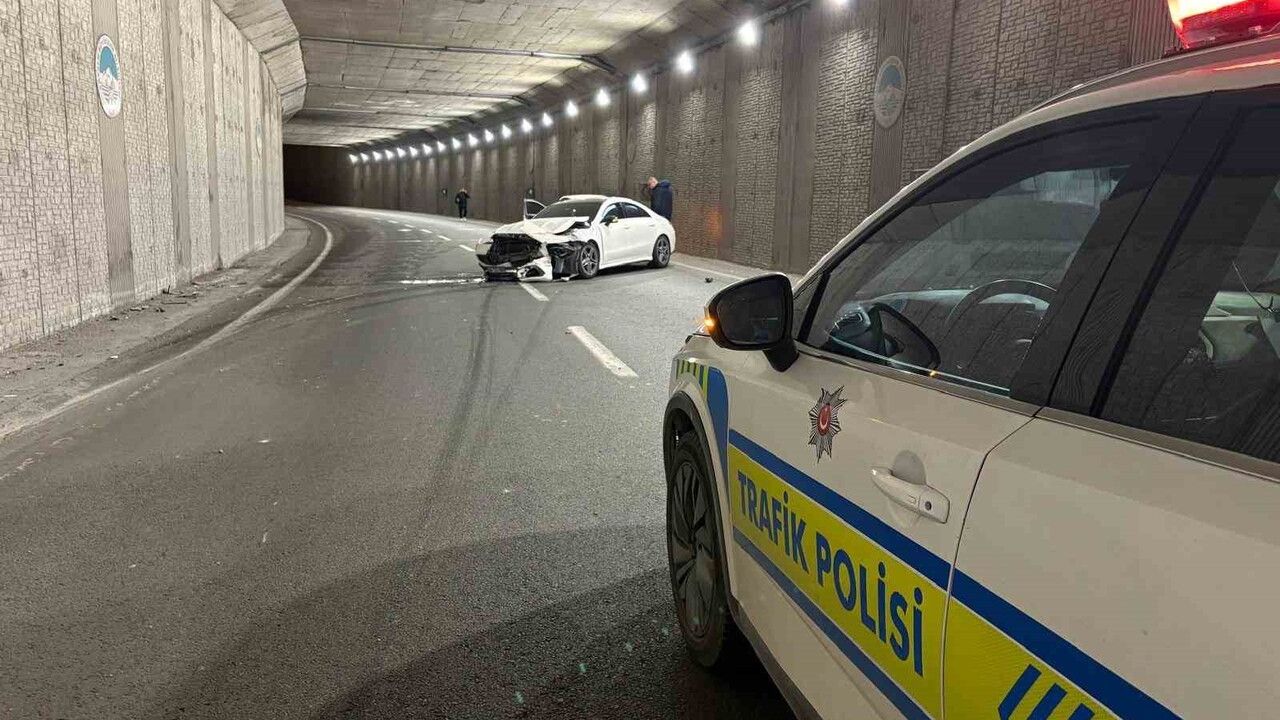 Kayseri Melikgazi'de Alkollü Sürücü Kaza Yaptı: Lüks Otomobil Pert Oldu