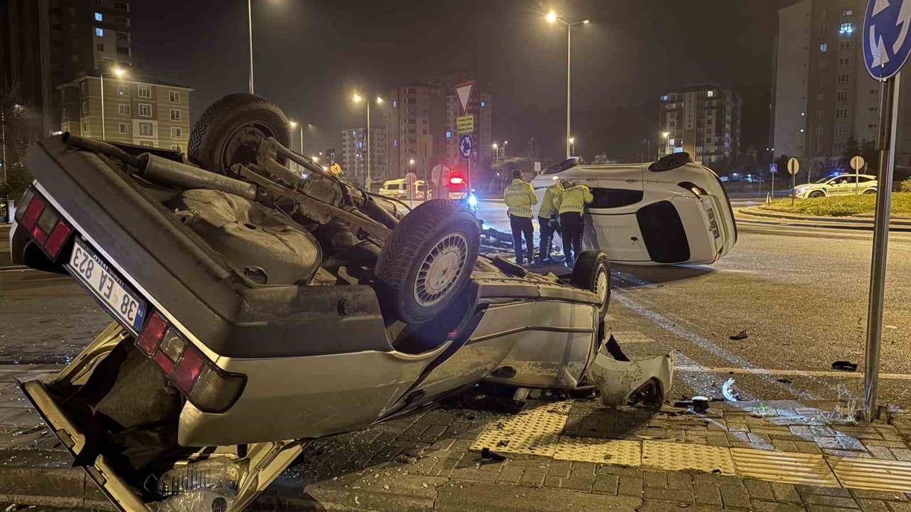 Kayseri Melikgazi'de Kavşakta Kaza: Araçlardan Biri Yan Yattı, Diğeri Takla Attı