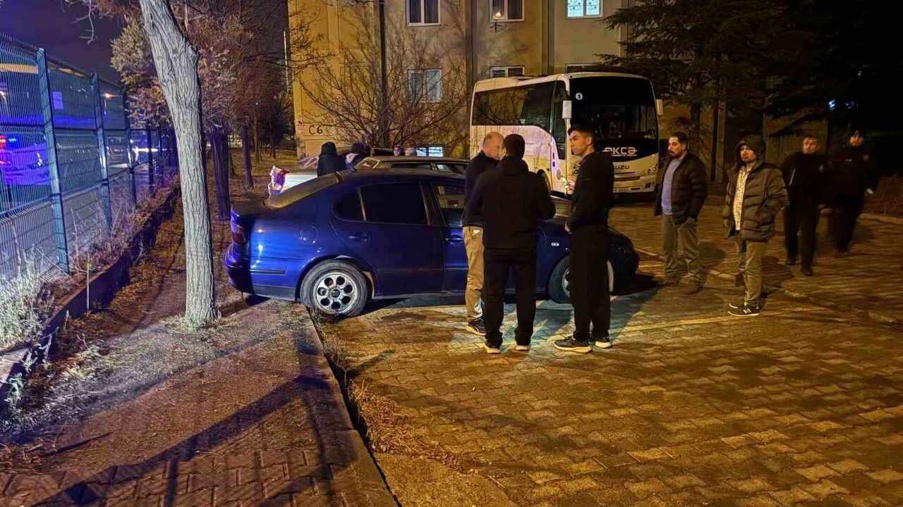 Kayseri Melikgazi'de Otoparkta 5 Otomobilin Lastiği Kesildi